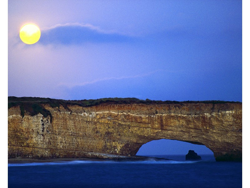 Восход луны над скалистым берегом