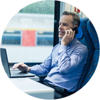 imagem arredondada de homem com portátil