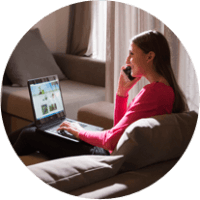 imagem arredondada de rapariga com portátil